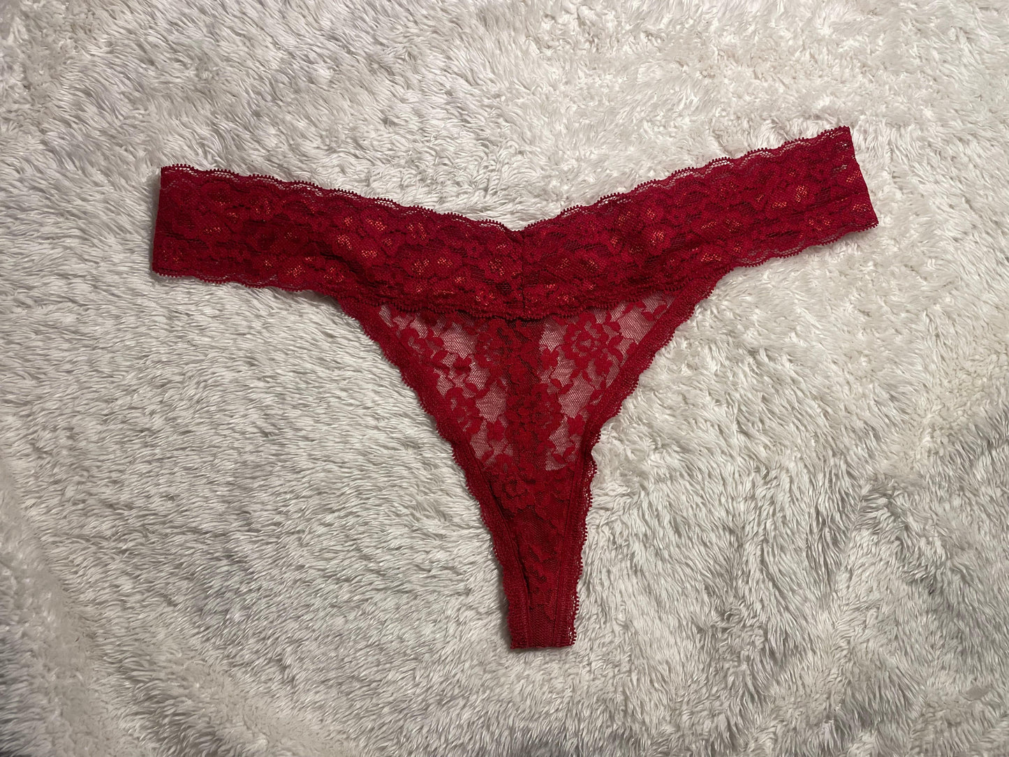Roter getragener Spitzenslip