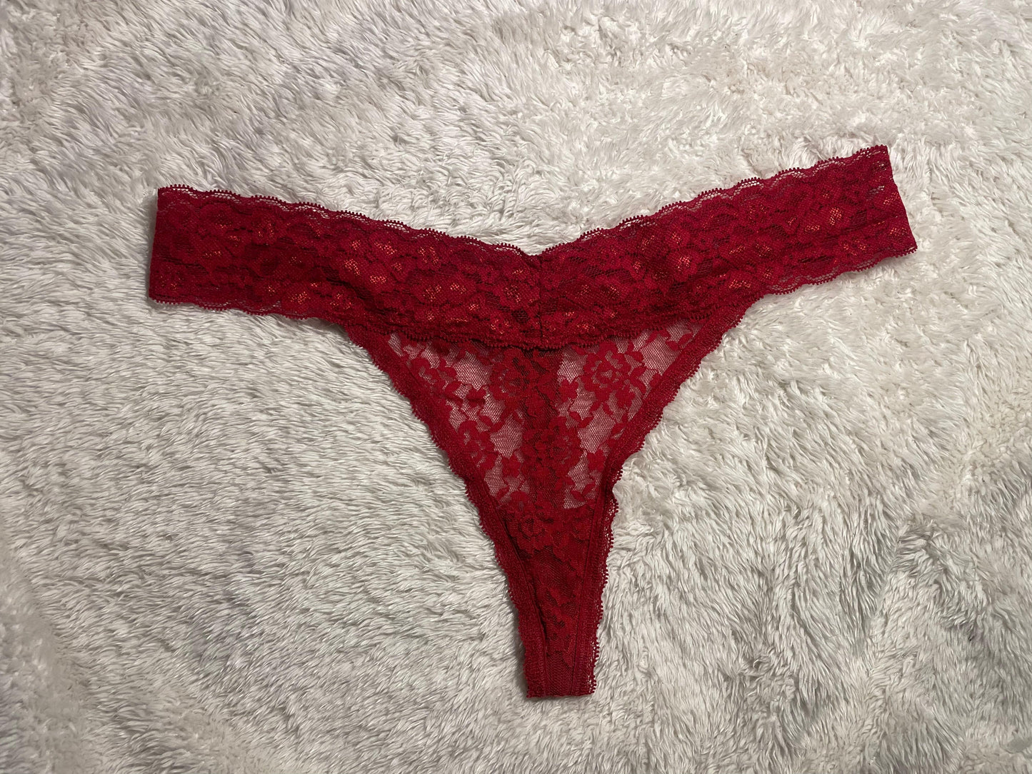 Roter getragener Spitzenslip