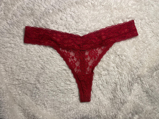 Roter getragener Spitzenslip