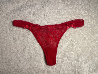 Roter getragener Tanga