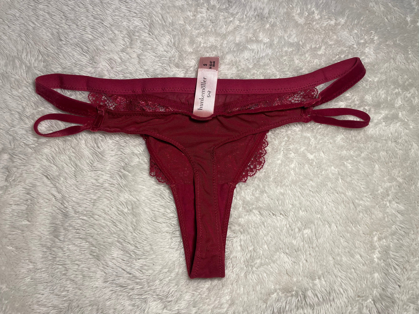 Roter Spitzenslip