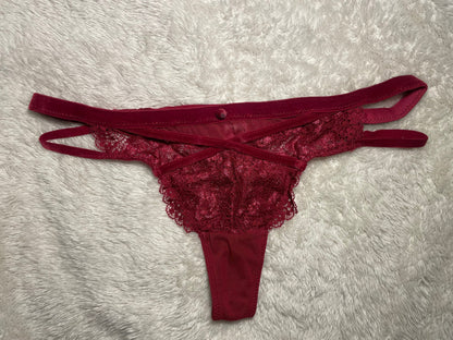 Roter Spitzenslip