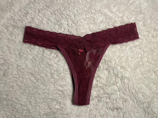 Weinroter Spitzenslip